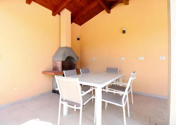 Modern With Private Pool And Garden Pula