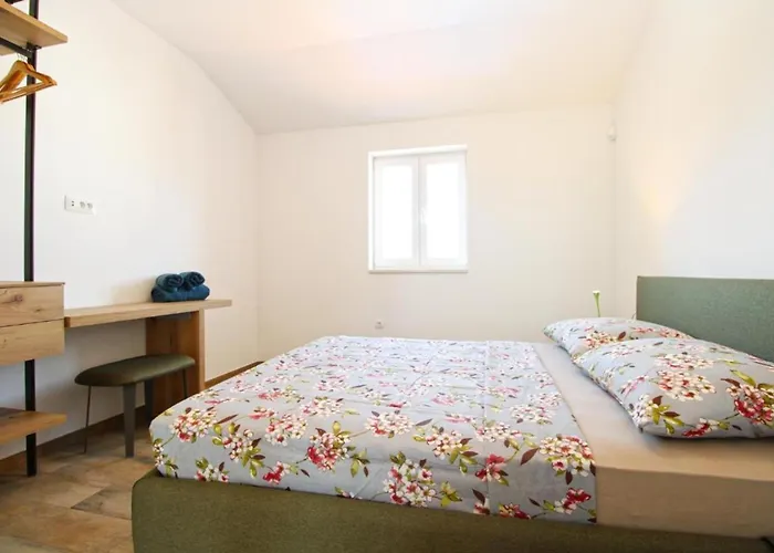 Modern With Private Pool And Garden Pula