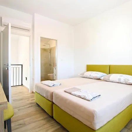 Modern With Private Pool And Garden Pula