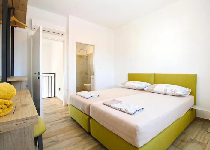 Modern With Private Pool And Garden Πούλα