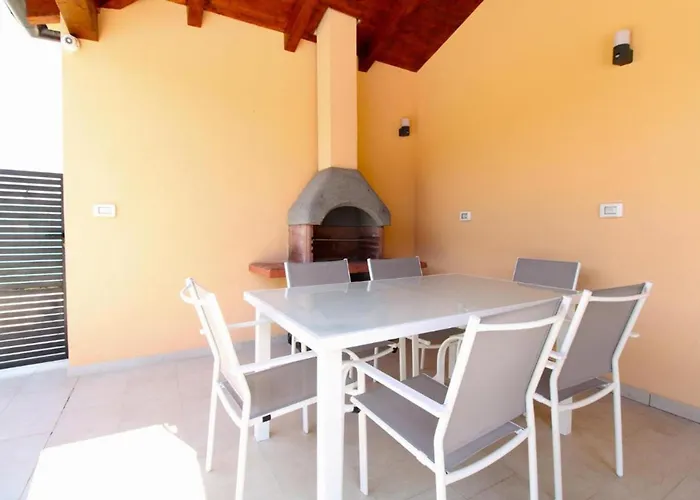 Modern With Private Pool And Garden Βίλα Πούλα